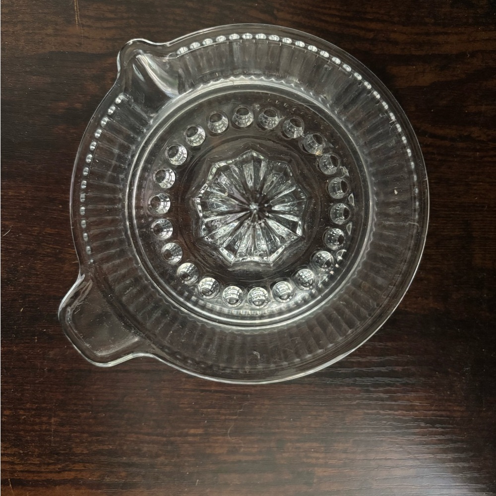Glass Citrus Juicer with Pour Spout and Seed Barrier